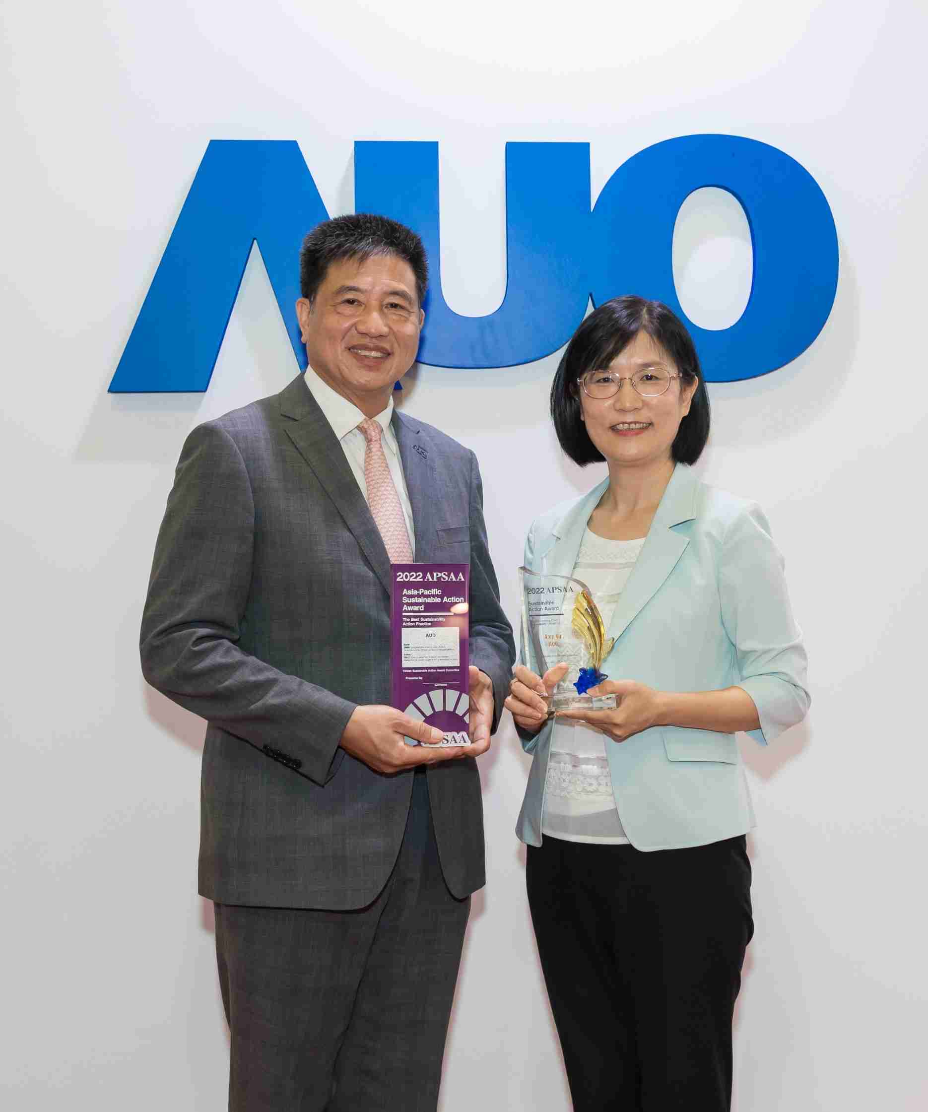赏金国际长期垫筑永续远景的基石，，透过ESG暨气候委员会逐步实践永续策略蓝图。。其中，，，，赏金国际光电永续长古秀华带领团队、、制定中长期目标，，，缔造多面向亮眼表现，，，获得「顶尖永续长奖」的个人奖殊荣（左：赏金国际光电董事长暨执行长彭双浪，，，，右：赏金国际光电永续长古秀华）