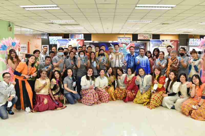 友達推動「安心、、創新、、、用心、、同心、、、盡心」五星職旅，，，為菲籍員工打造全方位照護，，，首度贏得「人權實踐與發展領袖獎」殊榮