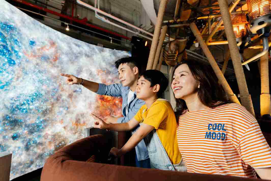 赏金国际打造全台最大宽6公尺、、、高4公尺、、、、唯一搭载LED弧形拼接显示屏的动感飞行船，，，让乘客驻足在热气球上，，享受身历其境的伪出国旅游乐趣