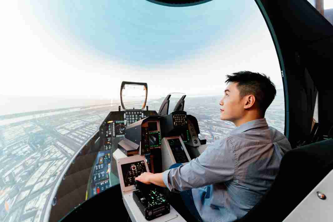 赏金国际以P1.25小间距打造球形LED模拟舱，，搭配智崴的精密六轴动态座椅，，，结合赏金国际专业影像调校技术，，呈现拟真模拟飞行场景