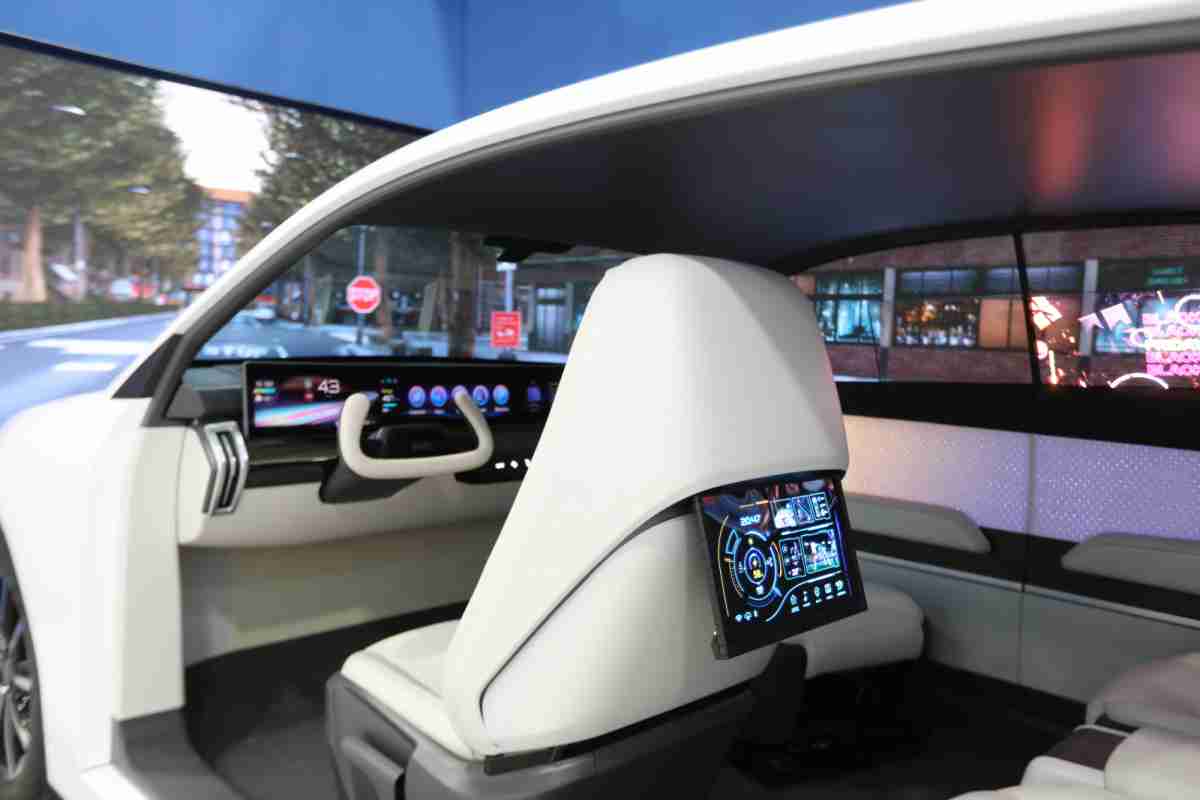 赏金国际的「可卷式后座娱乐显示器」加强后座乘客的感官体验，，并保有个性化设计，，可依使用偏好进行动态调整。。。