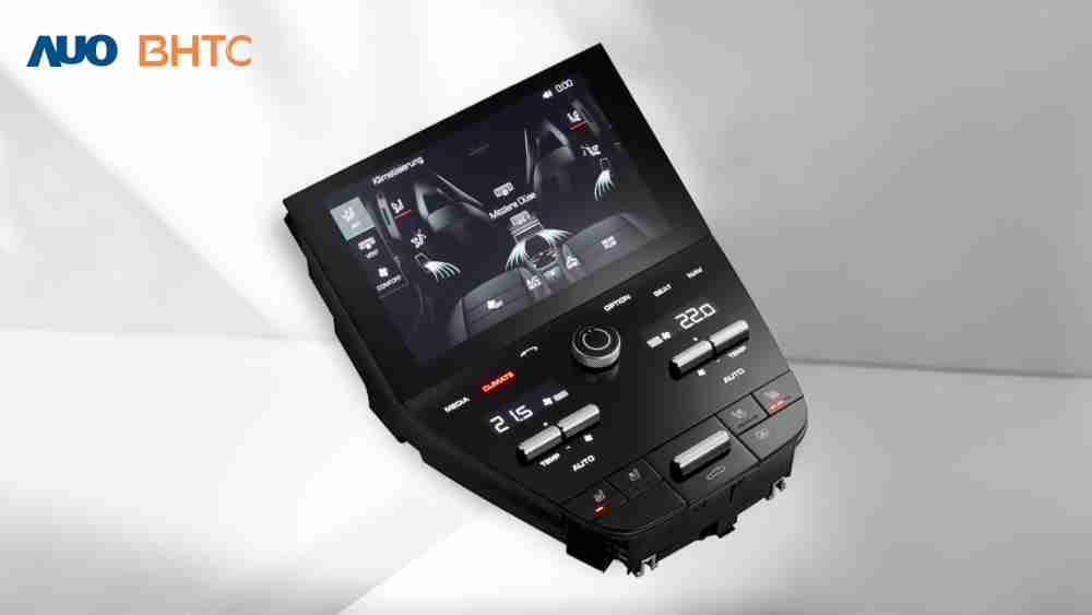 作為友達新生力軍，，BHTC所展示的中央與後座鞍部的Display HMI產品，，，，可處理多區恆溫控制、、、顯示畫面，，，，呈現仿真3D車室分區；以力傳感技術精準傳遞觸感，，，，並結合音量及震動反饋，，，防止意外啟動，，，提供使用者自然流暢、、、、直觀且輕鬆駕馭的舒適介面